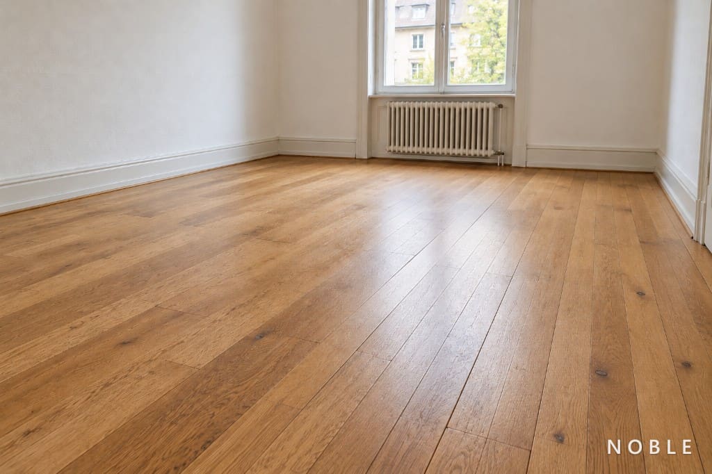 Parquet en chêne fraîchement rénové après ponçage et huilage