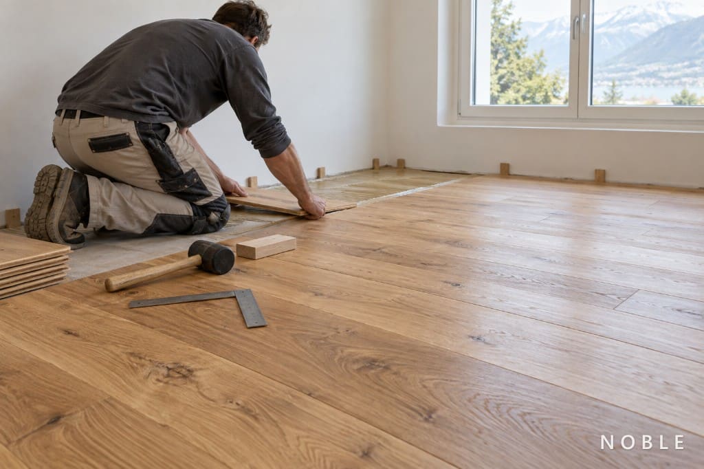 Handwerker bei der präzisen Verlegung von Eichenparkett