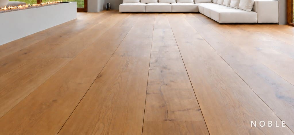 Nuovo pavimento in rovere in un soggiorno